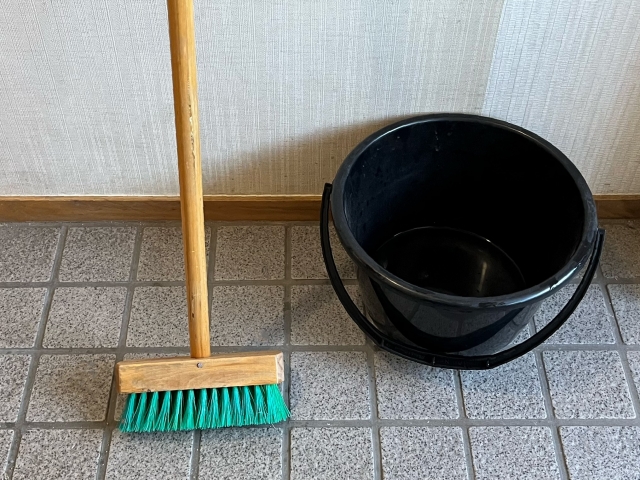 汚部屋の玄関の掃除を始める様子