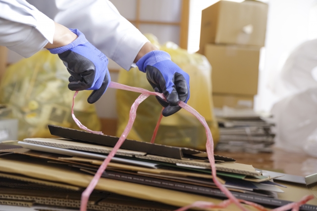 汚部屋の玄関を片付ける片付け業者