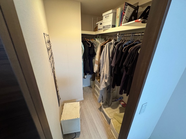 神奈川県川崎市麻生区 服が収納されたままのウォークインクローゼット