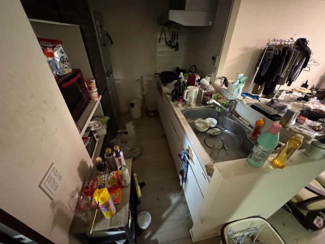 神奈川県川崎市麻生区 汚れた食器などがあふれて汚いキッチン