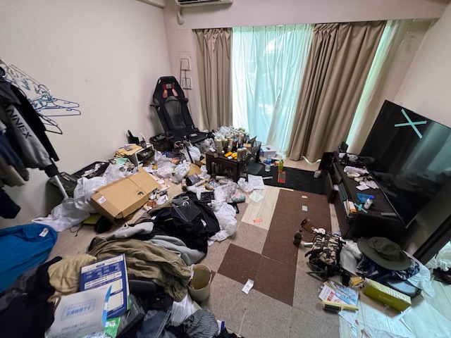 神奈川県川崎市麻生区 床に物が直接置かれるせいで狭く感じるリビング