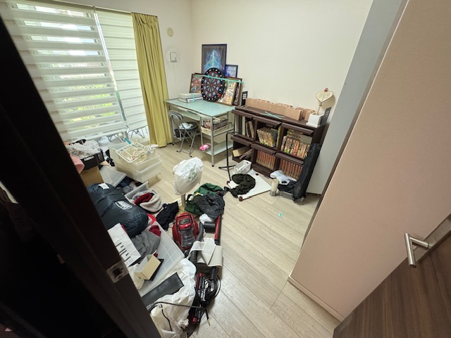 神奈川県川崎市麻生区 物が散らかって煩雑な部屋