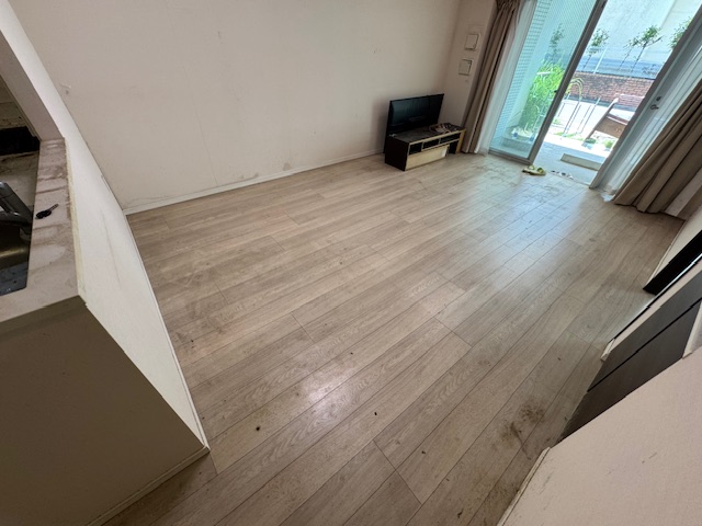 神奈川県川崎市麻生区 備え付けのテレビのみ残して片付けられたリビング