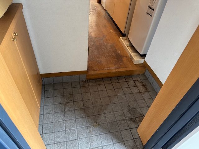 汚部屋の玄関からゴミを撤去した様子